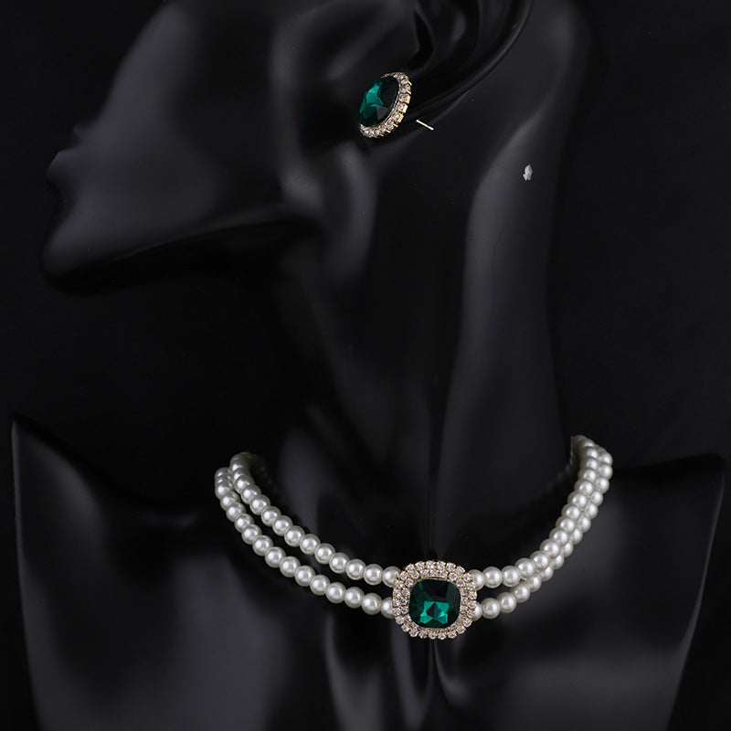 Elegant Emerald Gem Pearl Necklace